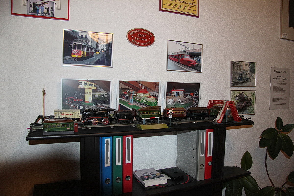 Antik Spielzeug Spur 0,Bing Personenzug mit Keim Lok.Die drei Hintergrundbilder zeigen meine ehem.elektrische Märklin Spur 0 Anlage aus den 1930er Jahren (kl.Sammlung PW.)