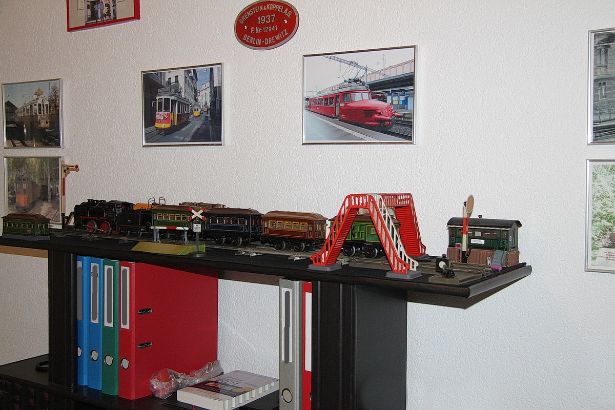 Antik Spielzeug Spur 0.Klassischer Personenzug von Bing,Nürnberg aus den 1930er Jahren.
Lok von Keim 1950 (kl.Sammlung PW.)