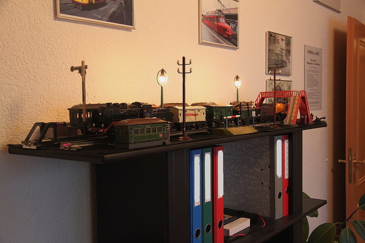 Antik Spielzeug Spur 0,mit Güterzug 1950er Jahre.(Diorama PW.)