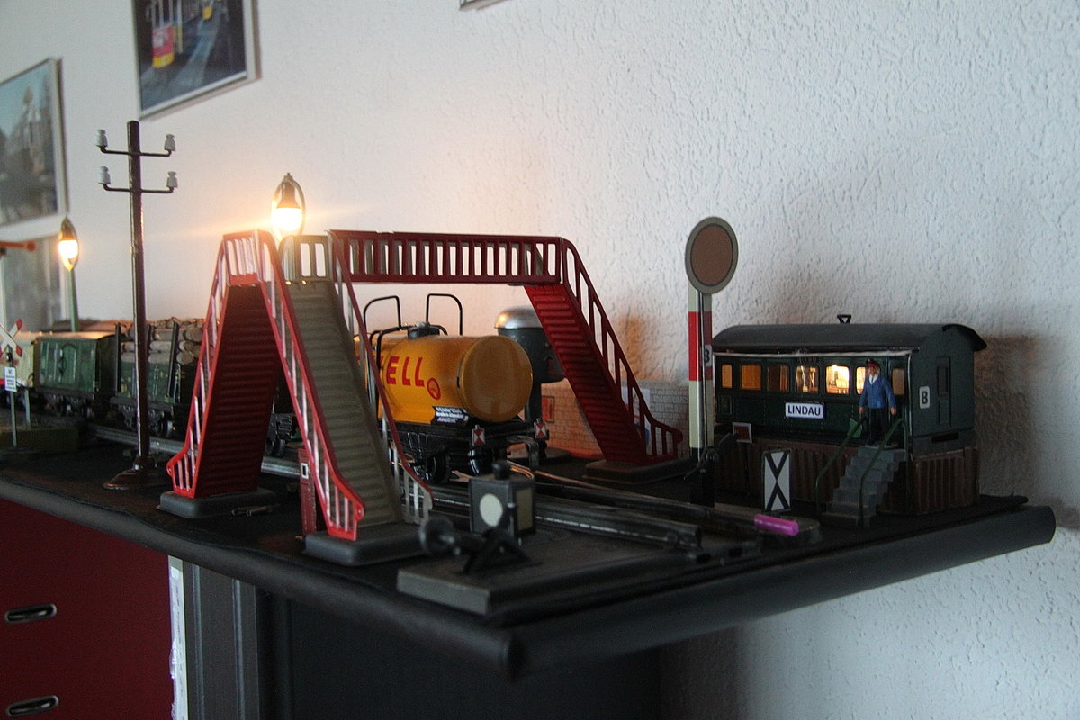 Antik Spielzeug Spur 0 mit Behelfsstellwerk und Fussgängerbrücke (kl.Sammlung PW.)