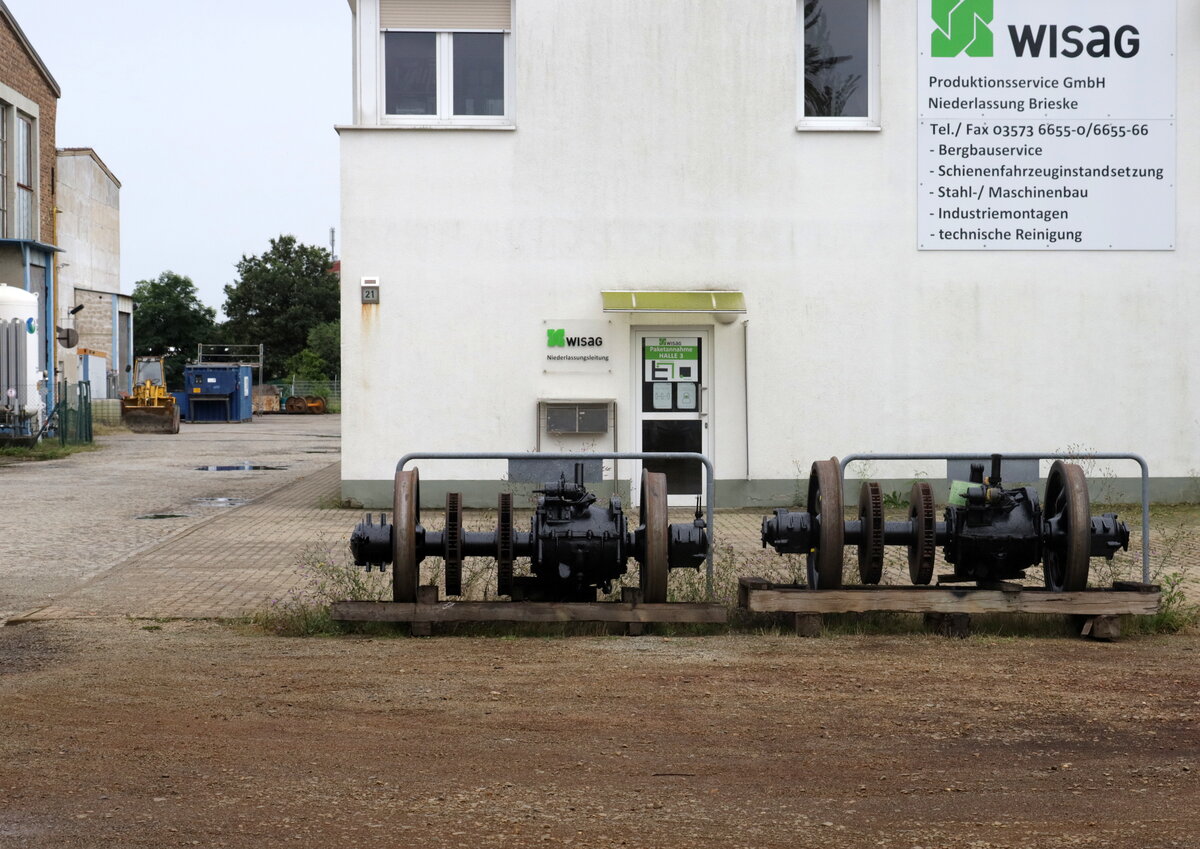 Antriebsachsen (?) mit innenbelüfteten Bremsscheiben (?) Teleblick auf den Werkshof der WISAG Brieske.