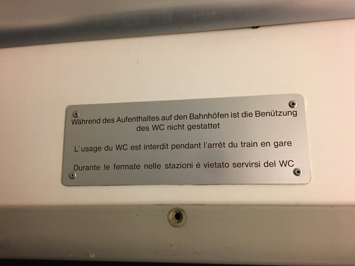 Anweisungsschild in dem Toilettenbereich eines EW III Wagens der BLS.
Fotografiert auf der letzen Fahrt am 11.12.21