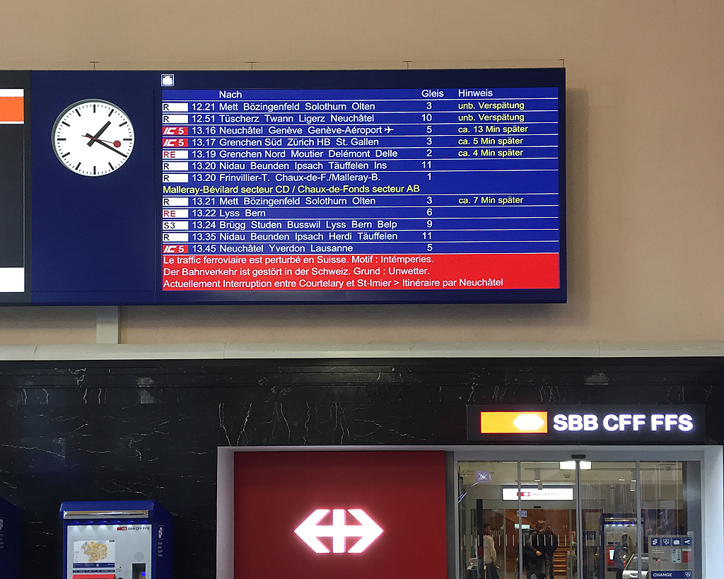 Anzeige im Bahnhof Biel/Bienne mit Verspätungen aufgrund Unwetter, bzw. Sturm  Burglind , 03. Jan. 2018, 13:20.
Die Fahrzeit Biel-Mett via Biel/Bienne nach Zürich HB dauerte fast doppelt so lange wie sonst üblich...