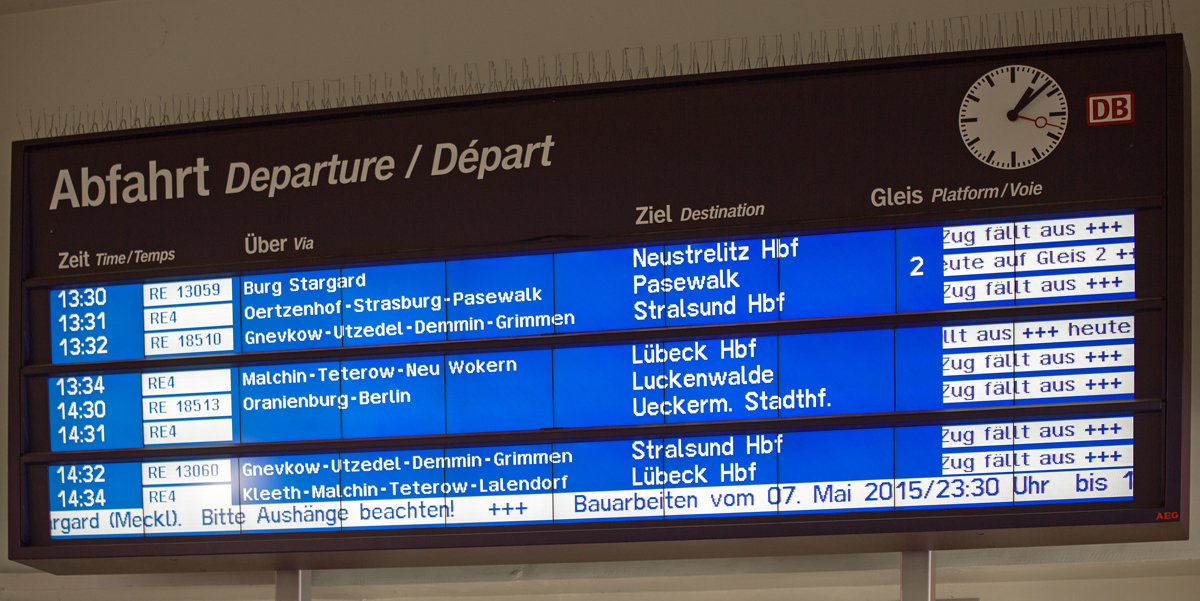 Anzeigetafel auf dem Bahnhof Neubrandenburg mit einfahrendem RE 5359 nach Gleis 2. Der fährt durch den aktuellen Streik nur bis Pasewalk und nicht wie sonst bis Stettin. Leider ist das Anzeige nicht komplett. - 07.05.2015
