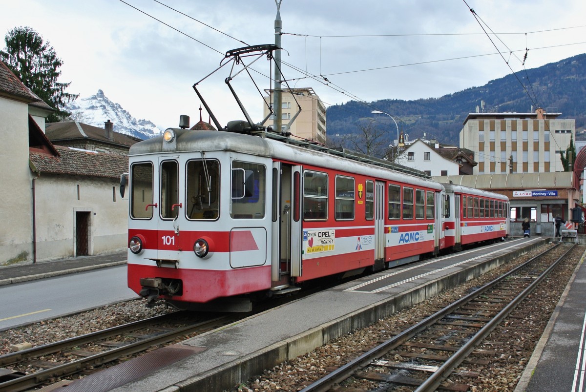 AOMC Be 4/4 101,  Yvorne  ex. BLT/BTB ABe 4/4 14, zusammen mit dem Bt 132 als Regio Monthey-Ville - Aigle in Monthey-Ville. Da die alten Triebwagen ex. BLT/BTB ber kein Zahnradantrieb verfgen verkehren sie nur auf dem Adhsion Abschnitt zwischen Monthey und Aigle, 15.12.2014. 