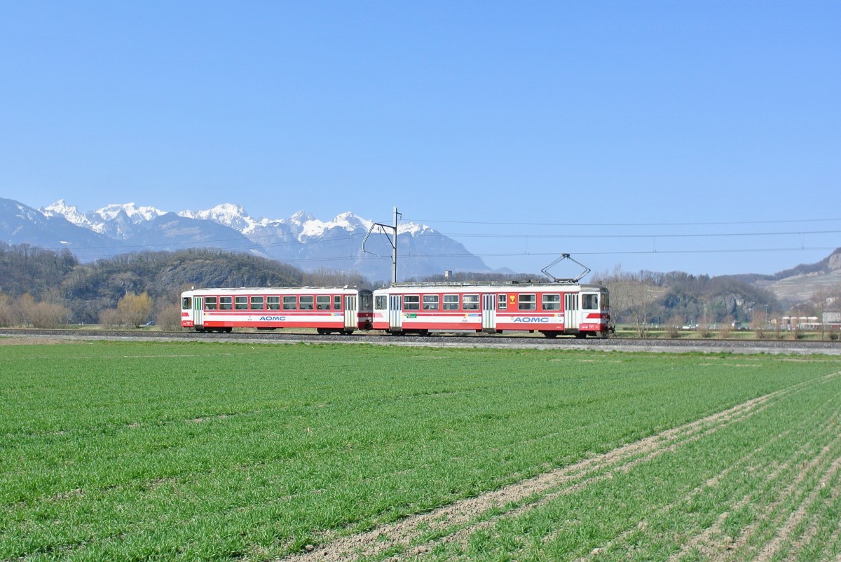 AOMC Be 4/4 101,  Yvorne  ex. BLT/BTB ABe 4/4 14, zusammen mit dem Bt 132 als Regio Monthey-Ville - Aigle bei Villy, 18.03.2015. 