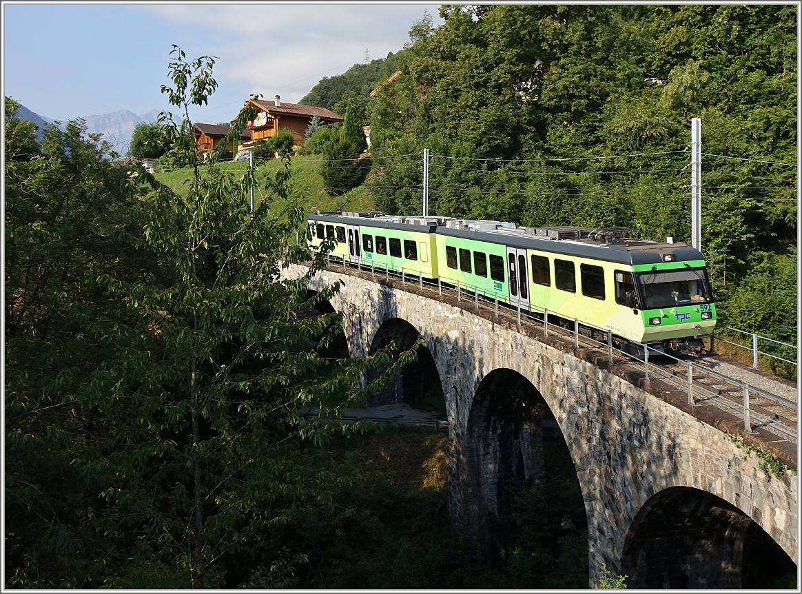 AOMC Beh 4/8 592 als Regionalzug 27 von Champéry nach Aigle fährt über die Pont de Chemex.
(11.08.2015)