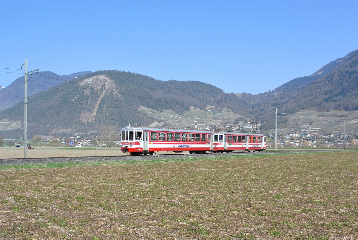 AOMC Bt 132 mit Be 4/4 101,  Yvorne  ex. BLT/BTB ABe 4/4 14, als Regio Aigle-Monthey-Ville bei Villy. Diese alten Pendel verkehren zurzeit noch im Talbetrieb. Der Zug fhrt einmal stndlich, hat jedoch eine Mittagspause von rund 3 Stunden, 18.03.2015.