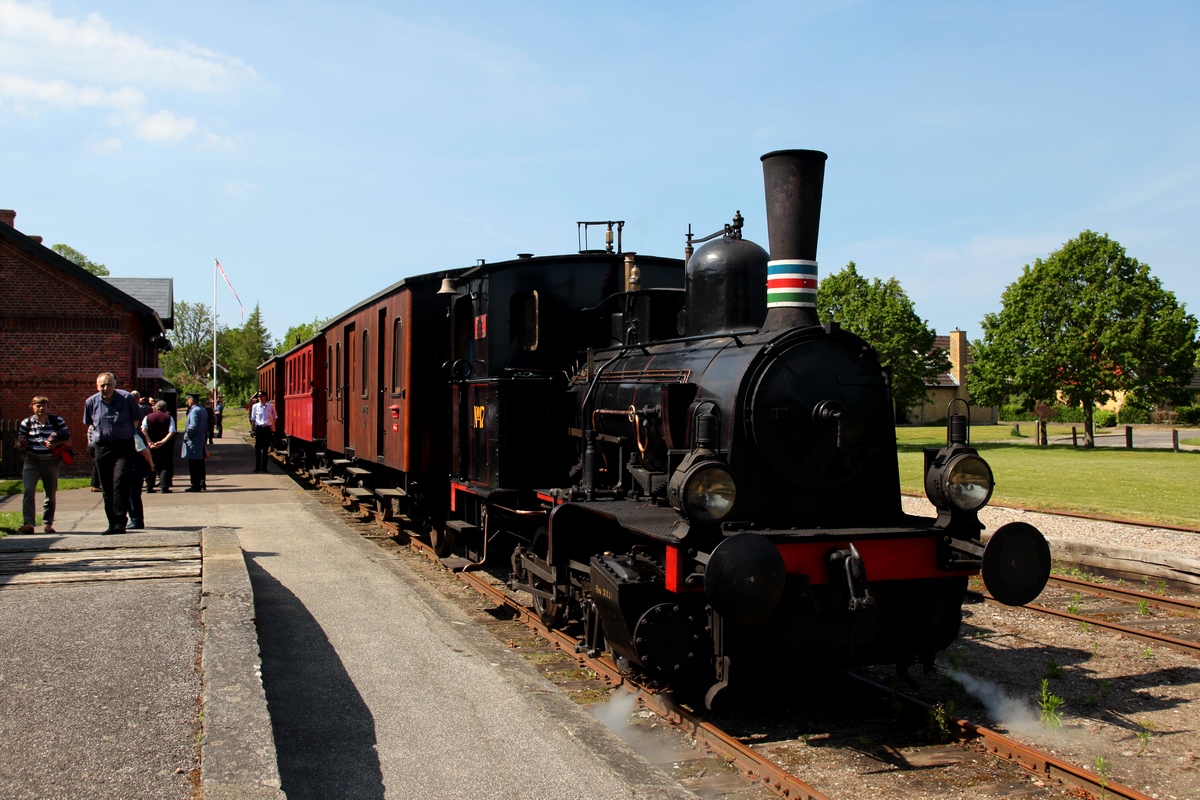 APB No.17 mit ihrem Zug im Bf Bandholm (02.06.2019)