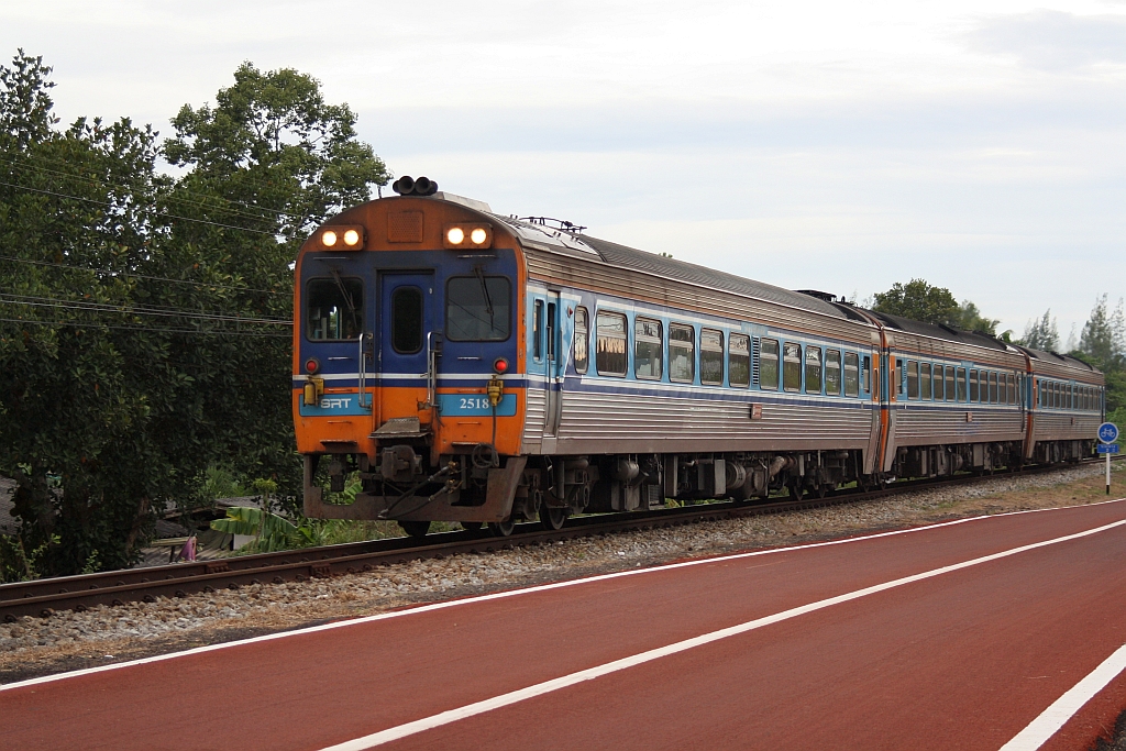 APD.20 2518 als erstes Fahrzeug des SP EXP DRC 43 (Bangkok - Surat Thani) am 21.Mai 2016 kurz vor der 1953 errichtete Chulachomklao Bridge über den Tapi River.