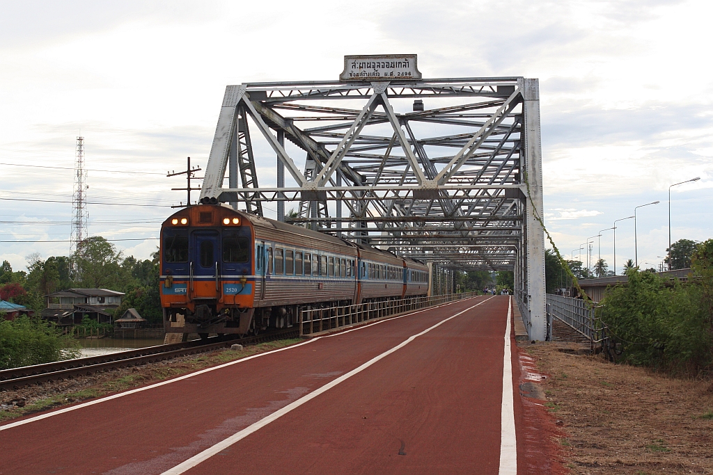 APD.20 2520 als erstes Fahrzeug des SP EXP DRC 43 (Bangkok - Surat Thani) am 20.Mai 2016 auf der Chulachomklao Bridge über den Tapi River.