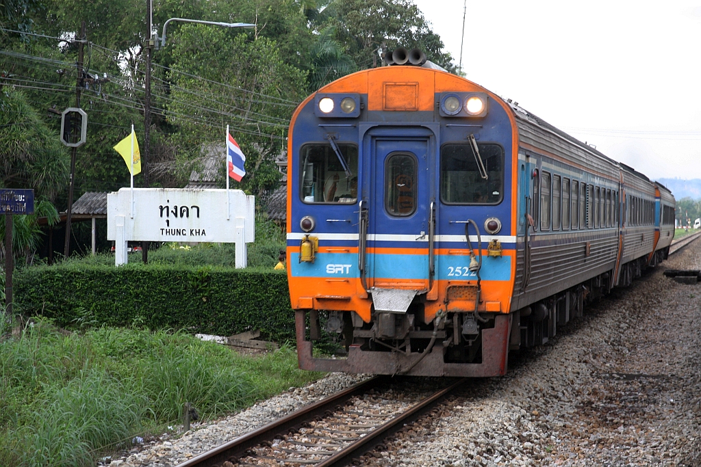 APD.20 2522 als erstes Fahrzeug des um 2,5 h verspäteten SP EXP 43 am 07.Dezember 2023 bei der Durchfahrt in der Thung Kha Station.