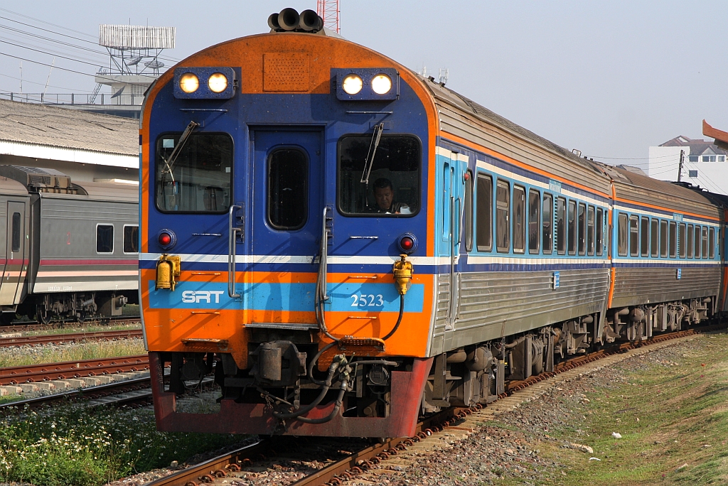 APD.20 2523 als erstes Fahrzeug des SP EXP 8 nach Krung Thep Aphiwat verlässt am 22.März 2023 die Chiang Mai Station.