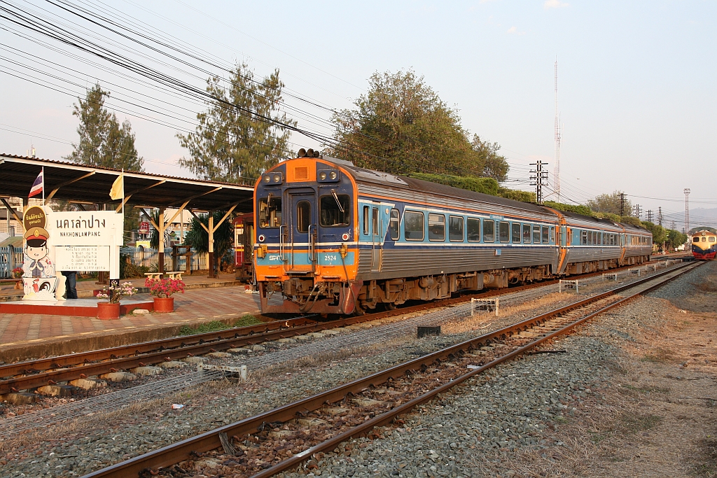 APD.20 2524 als erstes Fahrzeug des SP EXP 7 (Krung Thep Aphiwat - Chiang Mai) fährt am 23.März 2023 aus der Nakhon Lampang Station.