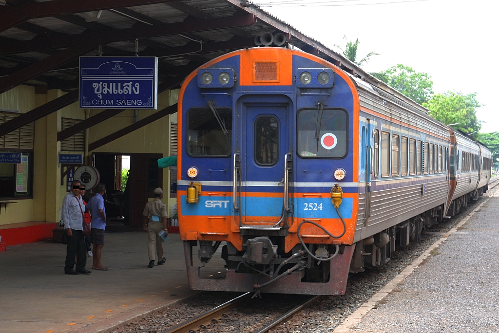 APD.20 2524 als letztes Fahrzeug des SP EXP 3 (Bangkok - Sila At) am 21.Mai 2018 in der Chum Saeng Station.