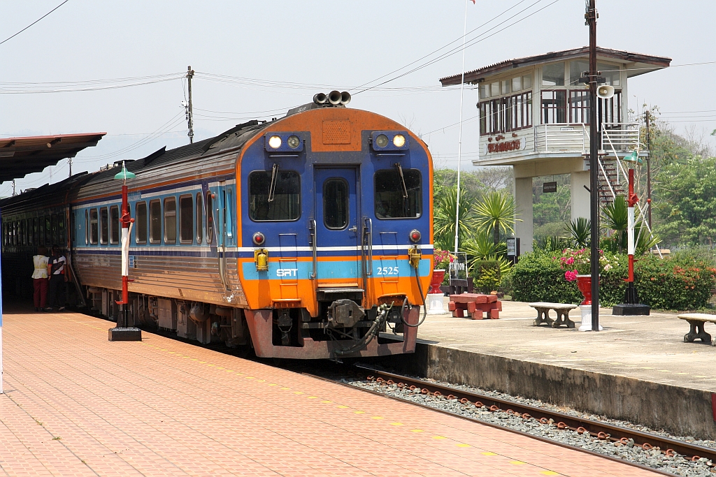APD.60 2525 als erstes Fahrzeug des SpExp 8 (Chiang Mai - Krung Thep Aphiwat) am 25.März 2023 in der Ban Pin Station.