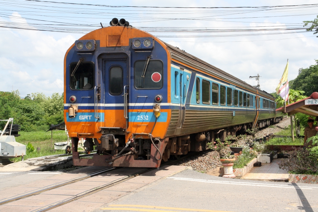 APD.60 2532 als letztes Fahrzeug des um 88 Minuten verspäteten SpExp 8 (Chiang Mai - Krung Thep Aphiwat) am 30.Mai 2025 kurz nach der Den Chai Station bei der EK mit dem Hyw 1419.