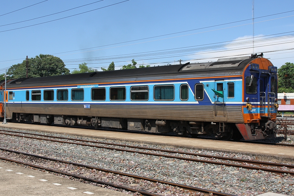 APD.60 2537 als letztes Fahrzeug des SP EXP 7 (Bangkok - Chiang Mai) am 19.Mai 2018 in der Sila At Station.