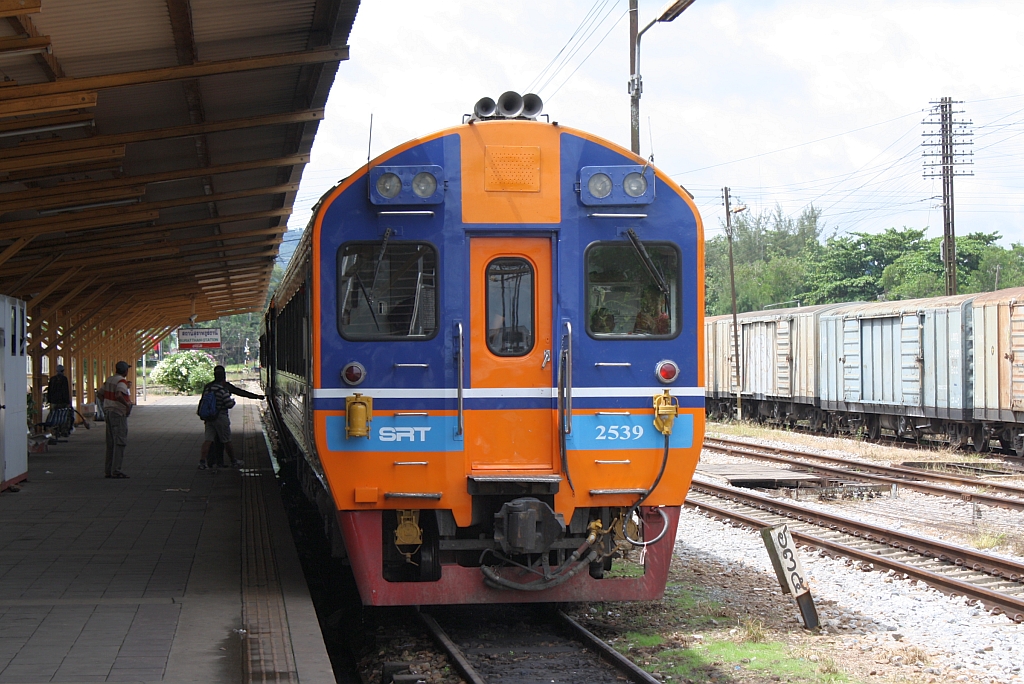 APD.60 2539 als erstes Fahrzeug des SP EXP DRC 40 nach Bangkok am 19.Mai 2013 in der Surat Thani Station.