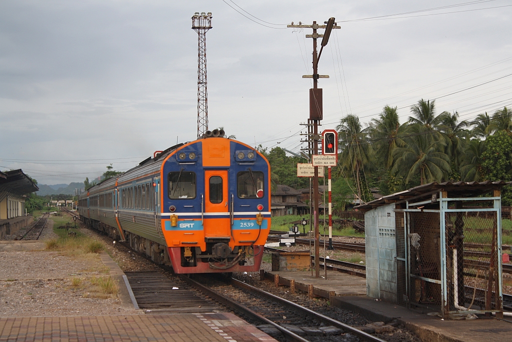 APD.60 2539 als letztes Fahrzeug des SP EXP DRC 39/41 nach Surat Thani/Yala am 19.Mai 2013 bei der Ausfahrt aus der Chumphon Station.