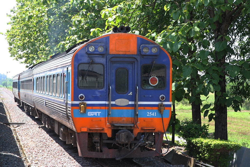 APD.60 2541 als letztes Fahrzeug des SP EXP 7 (Bangkok - Chiang Mai) fährt am 21.Mai 2018 durch die Ban Tum Station.