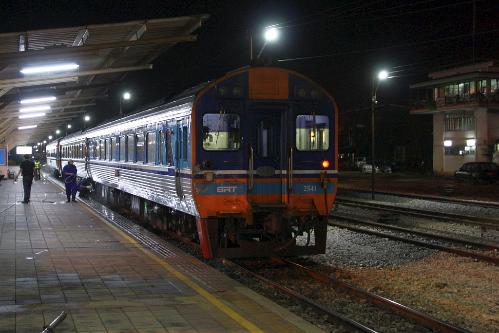 APD.60 2541 als letztes Fahrzeug des SpExp 43 von Krung Thep Aphiwat ist am 06.Dezember 2023 im Zielbahnhof Surat Thani Station angekommen und wendet nun auf den SpExp 44 nach Krung Thep Aphiwat.