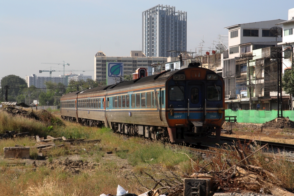 APD.60 2544 fährt am 21.November 2019 in die Bang Sue Station ein.