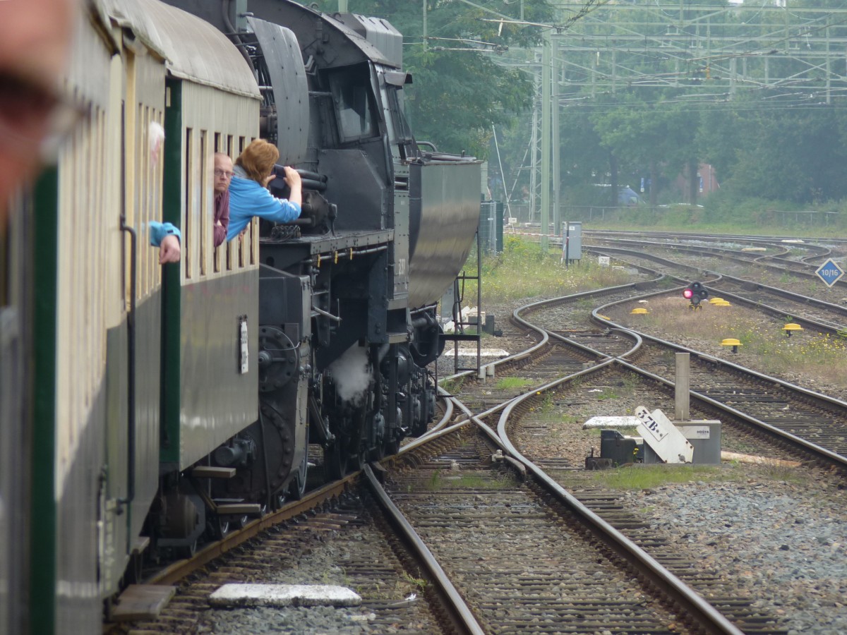 Apeldorn am 6.9.2014:  Bahnhofsvorgleise in Richtung Beekbergen, Sonderzug mit 52 3879 als Zuglok, beim großen Eisenbahn-Spektakel  „Terug naar Toen - Zurück nach Damals“ der Museumseisenbahn VSM in Beekbergen / NL, 
