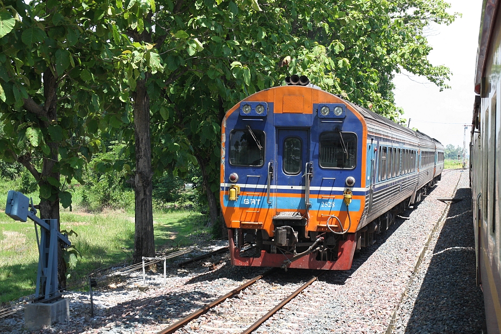 APN.60 2528 als erstes Fahrzeug des SP EXP 7 (Bangkok - Chiang Mai) fährt am 21.Mai 2018 durch die Ban Tum Station.