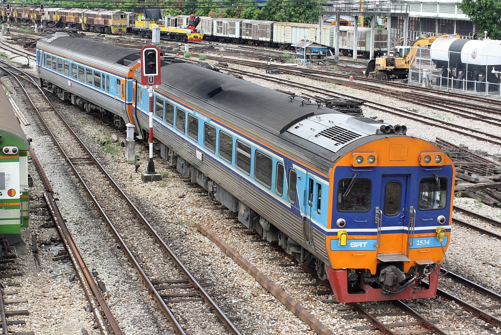 APN.60 2534 + 2525 fahren als SP EXP DRC 948 von Padang Besar am 24.Mai 2016 in den Zielbahnhof Hat Yai ein.