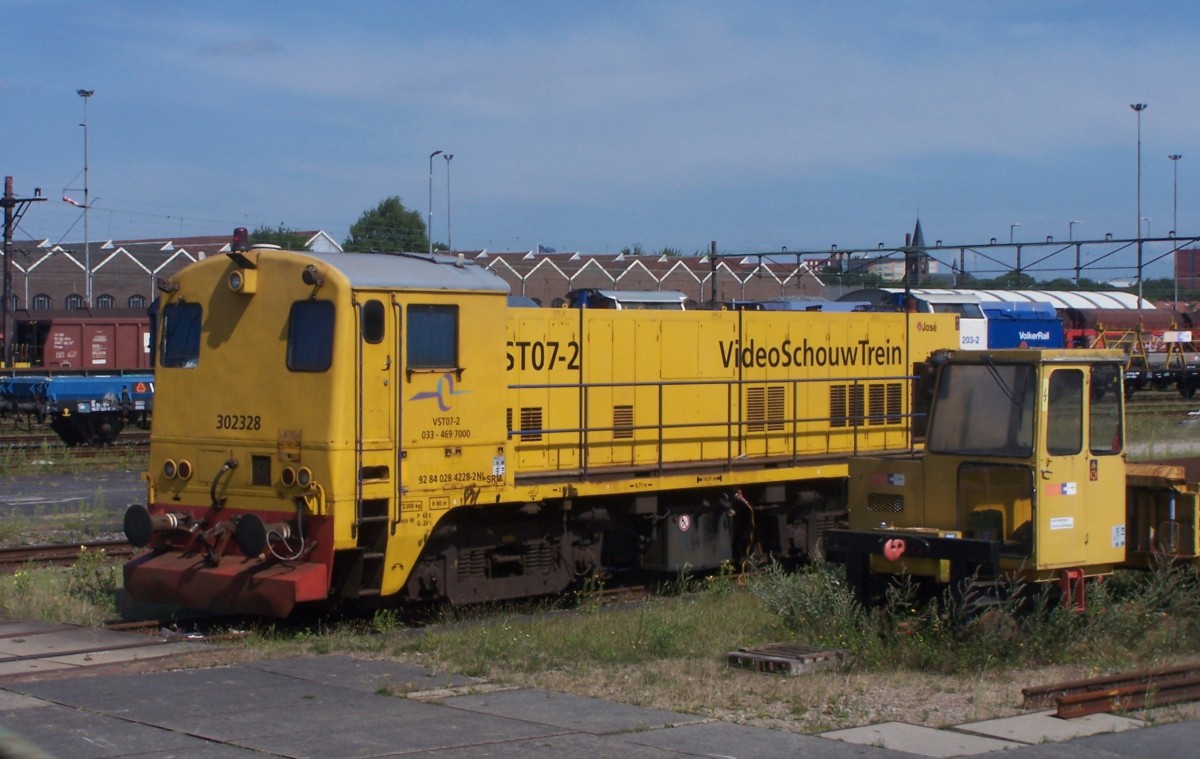 Appeldoorn, 8.8.2015, nahe dem lokschuppen. Oldtimer-Diesel mit Bezeichnungs-Wirrwar Nr. 302328, Lok VST07-2 für den  VideoSchouwTrein , EDV-Nr 92 84 028 4228-2 NL SRM 