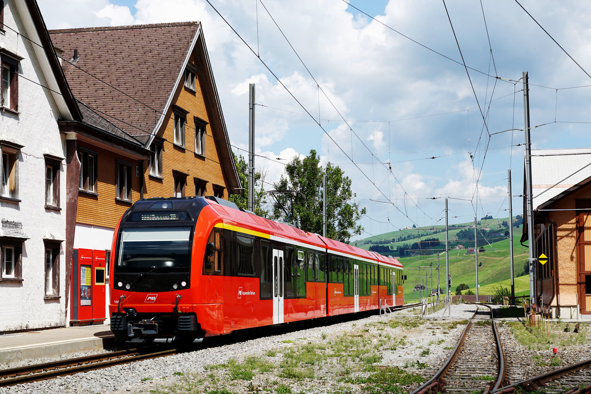 Appenzeller Bahnen AB
Neue Triebzüge im planmässigen Einsatz
Gossau-Appenzell-Wasserauen mit dem ABe 4/12 1001.
Diese Aufnahme ist am 17. August 2018 in Wasserauen entstanden.
Foto: Walter Ruetsch