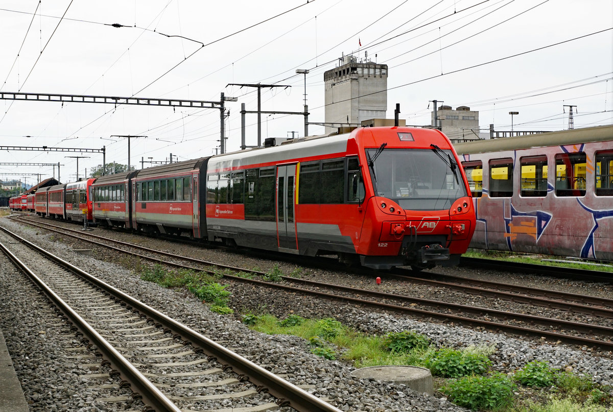 Appenzeller Bahnen AB
Seit der Inbetriebnahme der neuen Triebzüge warten in Gossau mehrere ausrangierte Fahrzeuge ihr weiteres Schicksal ab. 
Die Aufnahme des Schrottlagers entstand am 21. September 2018.
Foto: Walter Ruetsch  