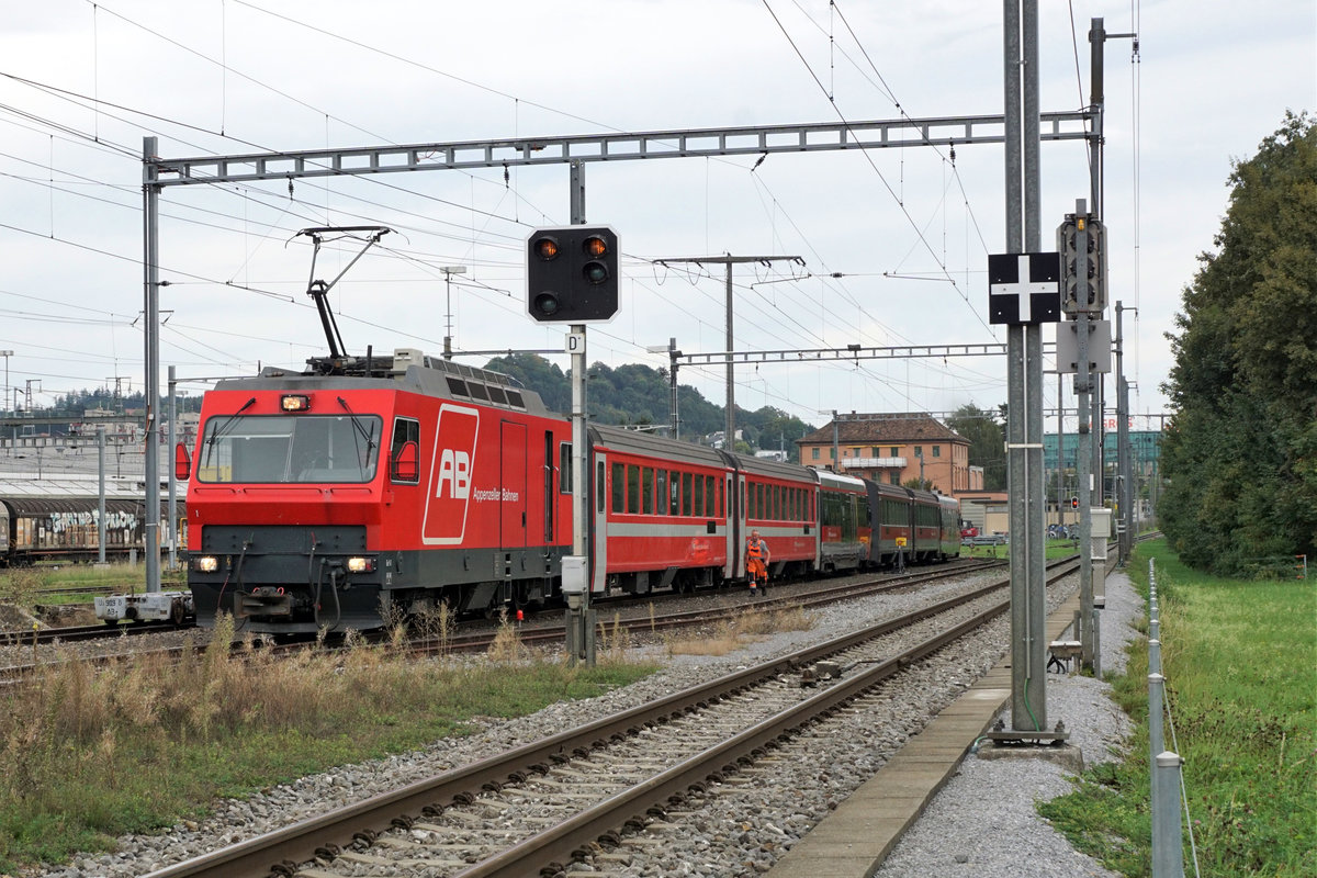 Appenzeller Bahnen AB
Seit der Inbetriebnahme der neuen Triebzüge warten in Gossau mehrere ausrangierte Fahrzeuge ihr weiteres Schicksal ab. 
Am 21. September 2018 brachte die Ge 4/4 Nummer 1 gleich sechs Wagen in das  Schrottlager .
Foto: Walter Ruetsch  