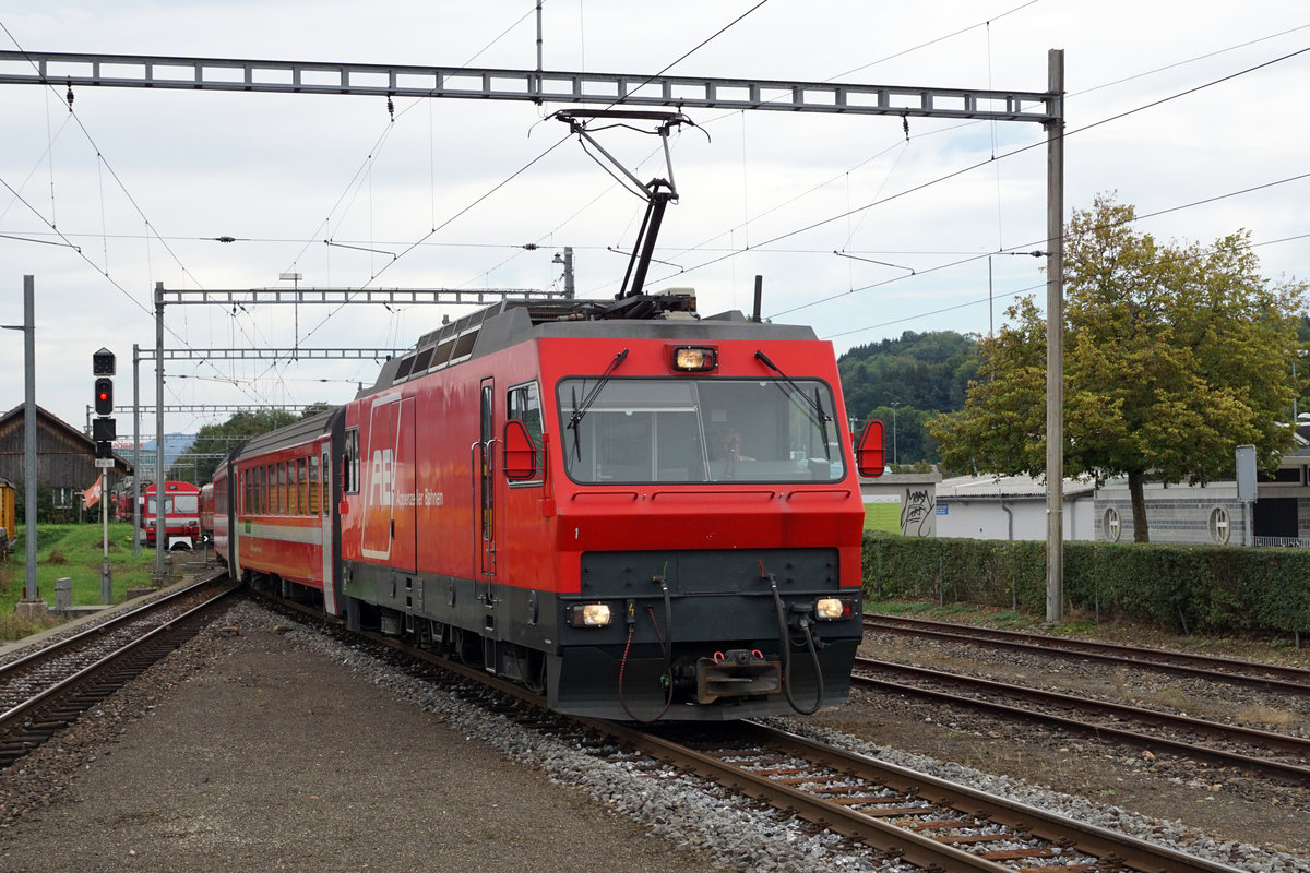 Appenzeller Bahnen AB
Seit der Inbetriebnahme der neuen Triebzüge warten in Gossau mehrere ausrangierte Fahrzeuge ihr weiteres Schicksal ab. 
Am 21. September 2018 brachte die Ge 4/4 Nummer 1 gleich sechs Wagen in das  Schrottlager .
Foto: Walter Ruetsch  