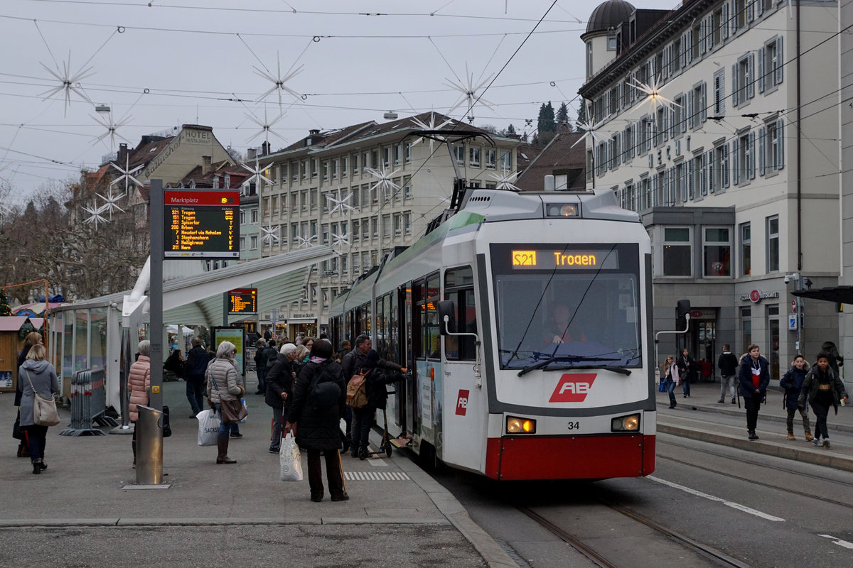 Appenzeller Bahnen (AB/TB).
Seit dem Fahrplanwechsel 2018 verkehren die Züge der S 21 von Trogen nach Appenzell durchgehend durch den neuen Ruckhalde-Tunnel. Die TB Be 4/8 31-34 wurden durch elf neue TANGOS vom Typ ABe 4/6 ersetzt.
Die nun bei der AB arbeitslos gewordenen Be 4/8 aus den Jahren 2004/2008 werden ihr zweites Leben bei den Transports Régionaux Neuchâtelois TRN auf der Tramlinie Neuchâtel-Boudry geniessen können.
Meine Abschiedsbilder von den alten Triebzügen der ehemaligen Trogener Bahn TB sind am 29. November 2018 bei trübem Wetter beim Bahnhof St. Gallen, beim Marktplatz sowie der Haltestelle Schwarzer Bären entstanden.
Foto: Walter Ruetsch   