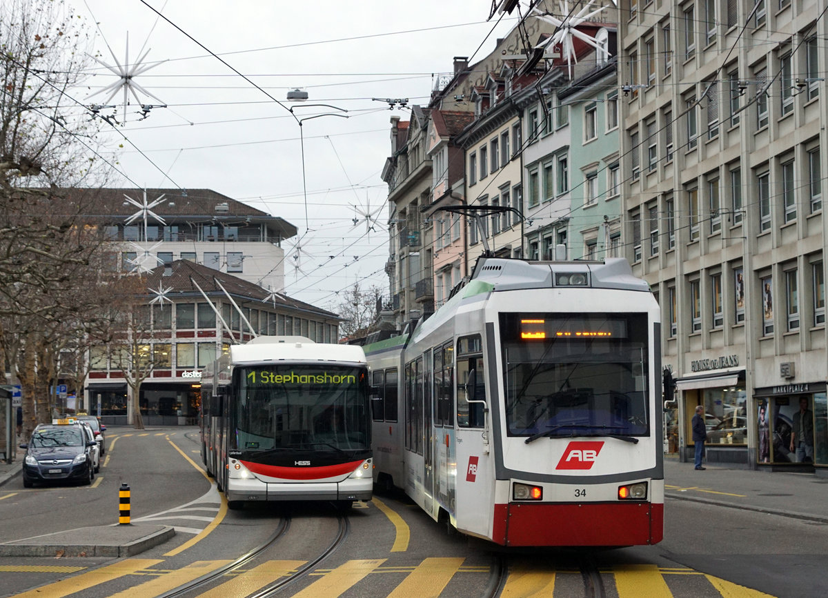 Appenzeller Bahnen (AB/TB).
Seit dem Fahrplanwechsel 2018 verkehren die Züge der S 21 von Trogen nach Appenzell durchgehend durch den neuen Ruckhalde-Tunnel. Die TB Be 4/8 31-34 wurden durch elf neue TANGOS vom Typ ABe 4/6 ersetzt.
Die nun bei der AB arbeitslos gewordenen Be 4/8 aus den Jahren 2004/2008 werden ihr zweites Leben bei den Transports Régionaux Neuchâtelois TRN auf der Tramlinie Neuchâtel-Boudry geniessen können.
Meine Abschiedsbilder von den alten Triebzügen der ehemaligen Trogener Bahn TB sind am 29. November 2018 bei trübem Wetter beim Bahnhof St. Gallen, beim Marktplatz sowie der Haltestelle Schwarzer Bären entstanden.
Foto: Walter Ruetsch   
