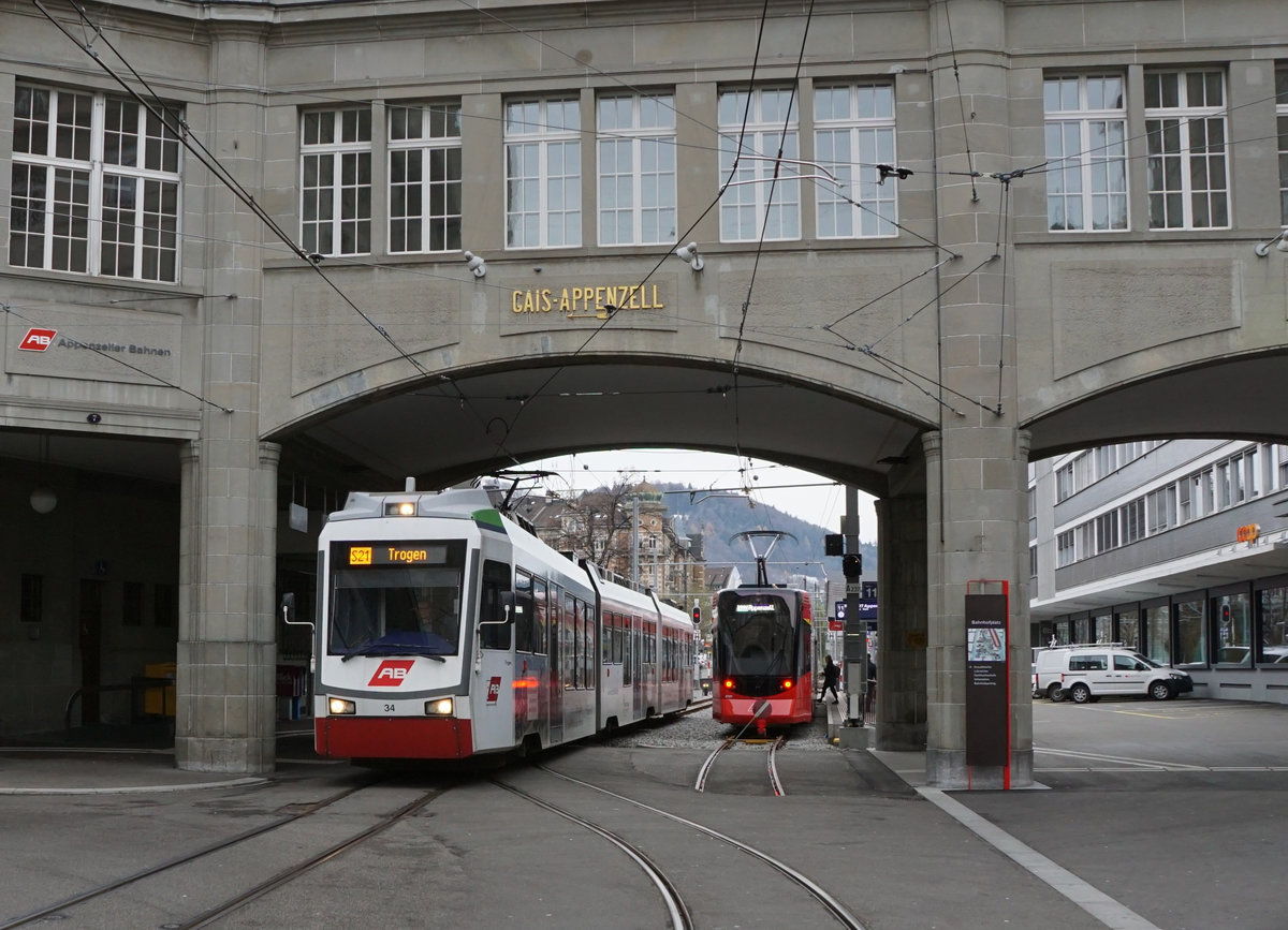 Appenzeller Bahnen (AB/TB).
Seit dem Fahrplanwechsel 2018 verkehren die Züge der S 21 von Trogen nach Appenzell durchgehend durch den neuen Ruckhalde-Tunnel. Die TB Be 4/8 31-34 wurden durch elf neue TANGOS vom Typ ABe 4/6 ersetzt.
Die nun bei der AB arbeitslos gewordenen Be 4/8 aus den Jahren 2004/2008 werden ihr zweites Leben bei den Transports Régionaux Neuchâtelois TRN auf der Tramlinie Neuchâtel-Boudry geniessen können.
Meine Abschiedsbilder von den alten Triebzügen der ehemaligen Trogener Bahn TB sind am 29. November 2018 bei trübem Wetter beim Bahnhof St. Gallen, beim Marktplatz sowie der Haltestelle Schwarzer Bären entstanden.
Foto: Walter Ruetsch   