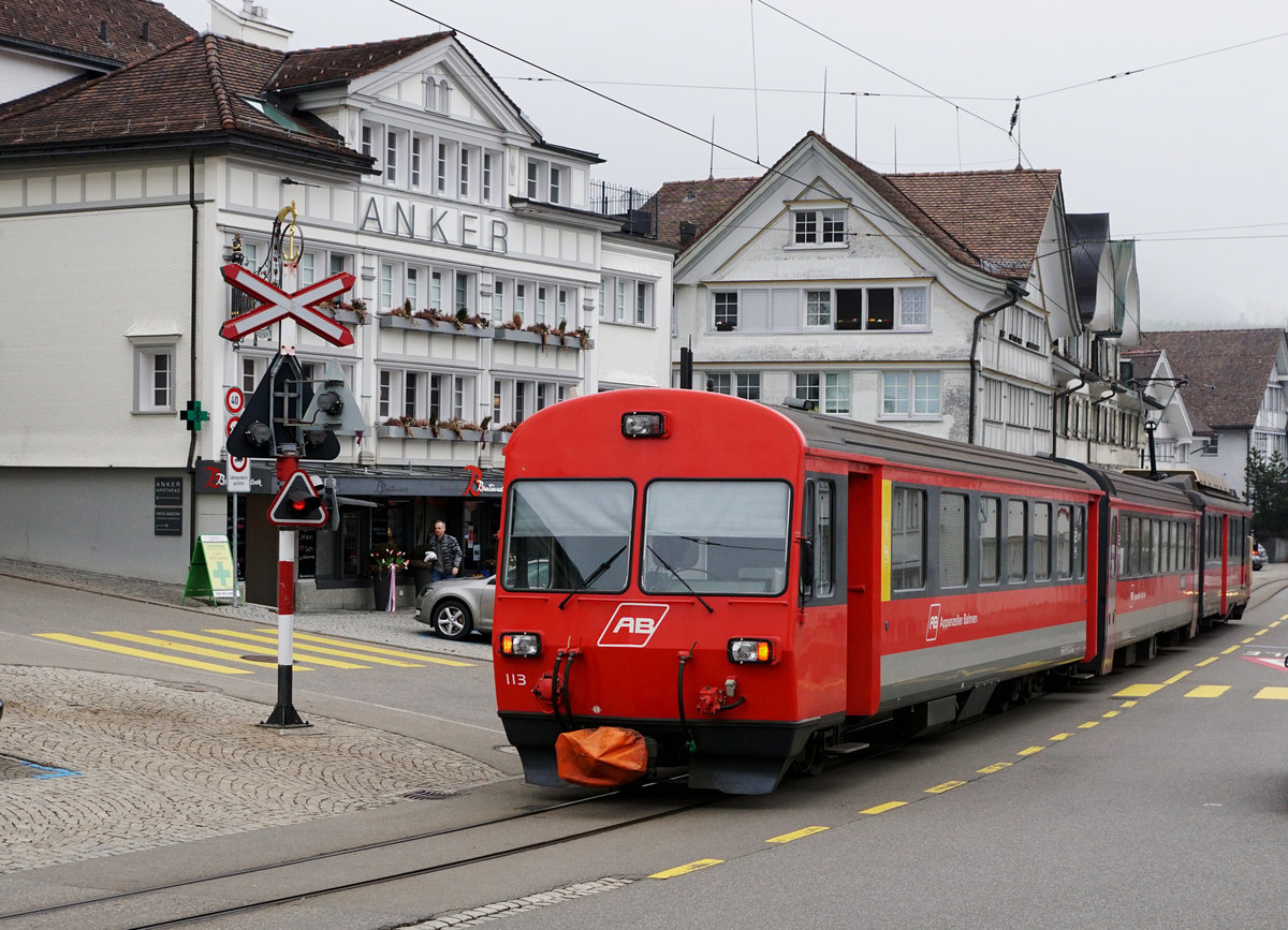 Appenzeller Bahnen.
SGA/AB: Gemeinsamer Abschied von der alten Appenzeller Bahn anlässlich des Mini Bahnbildtreffens vom 17. März 2018 mit Olli, Horst, Stefan, Peter und Walter.
Pendelzug auf der Fahrt nach Appenzell anlässlich der Ortsdurchfahrt Teufen als Strassenbahn.
Foto: Walter Ruetsch