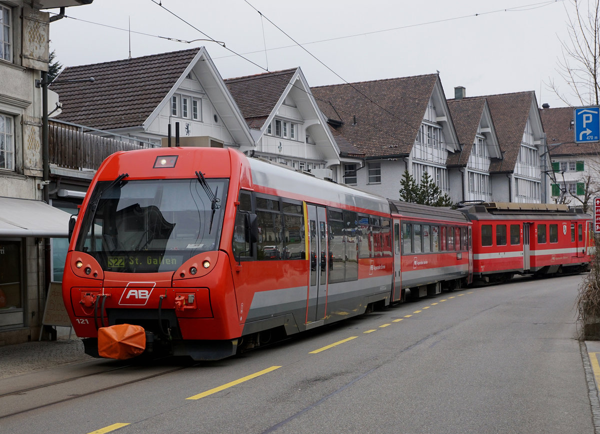 Appenzeller Bahnen.
SGA/AB: Gemeinsamer Abschied von der alten Appenzeller Bahn anlässlich des Mini Bahnbildtreffens vom 17. März 2018 mit Olli, Horst, Stefan, Peter und Walter.
Ein bald historisches Bild. Am 3. April 2018 befahren die alten Pendelzüge der AB die fotogene Orstdurchfahrt Teufen als Strassenbahn zum letzten Mal.
Foto: Walter Ruetsch
