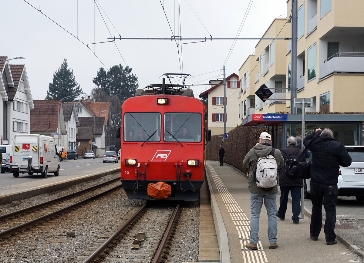 Appenzeller Bahnen.
SGA/AB: Gemeinsamer Abschied von der alten Appenzeller Bahn anlässlich des Mini Bahnbildtreffens vom 17. März 2018 mit Olli, Horst, Stefan, Peter und Walter.
In Niederteufen wurde ein einfahrender Pendelzug auf der Fahrt nach Appenzell von Olli, Peter und Horst verewigt.
Foto: Walter Ruetsch
