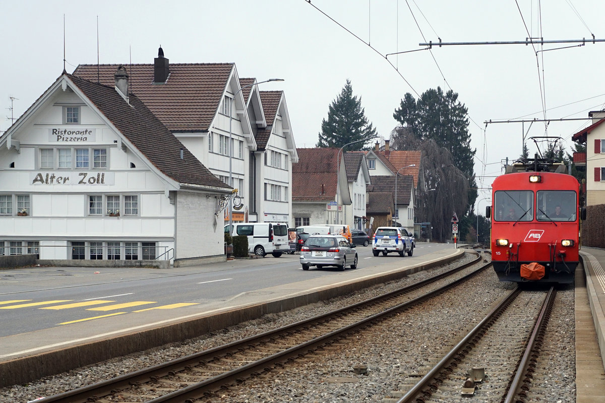 Appenzeller Bahnen.
SGA/AB: Gemeinsamer Abschied von der alten Appenzeller Bahn anlässlich des Mini Bahnbildtreffens vom 17. März 2018 mit Olli, Horst, Stefan, Peter und Walter.

Bald Geschichte! Noch einmal eine echte Eisenbahn beim Passieren des  ALTEN ZOLLS  in Niederteufen.
 
Ob in früheren Jahren zwischen den Kantonen St. Gallen und Appenzell eine Zollabfertigung bestand konnte ich in kurzer Zeit nicht in Erfahrung bringen?

Ab dem Herbst 2018 wird diese Stelle nur noch vom  TROGEN - ST.GALLEN - APPENZELL - TRAM  befahren und mit der herrlichen  EISENBAHNROMANTIK  ist für immer Schluss!

In diesem Jahr erleben die APPENZELLER BAHNEN die grösste Veränderung ihrer Geschichte.
Foto: Walter Ruetsch
