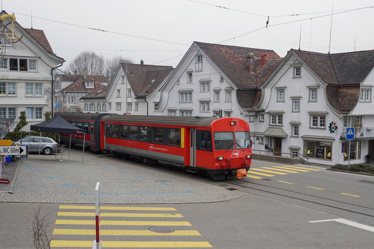 Appenzeller Bahnen.
SGA/AB: Gmeinsamer Abschied von der alten Appenzeller Bahn anlässlich des Mini Bahnbildtreffens vom 17. März 2018 mit Olli, Horst, Stefan, Peter und Walter.
Pendelzug auf der Fahrt nach Appenzell anlässlich der Ortsdurchfahrt Teufen als Strassenbahn.
Foto: Walter Ruetsch