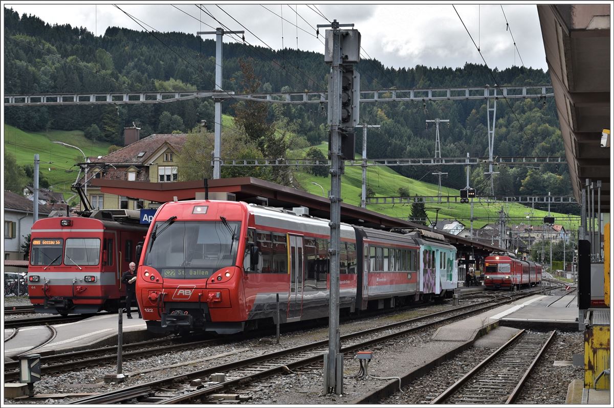 Appenzeller Spinne, von l.nach r. S23 1148 mit Bde 4/4 44 nach Gossau SG, S22 2150 mit ABt 122 nach St.Gallen und dahinter S23 1143 mit BDe 4/4 43 nach Wasserauen. (18.09.2017)