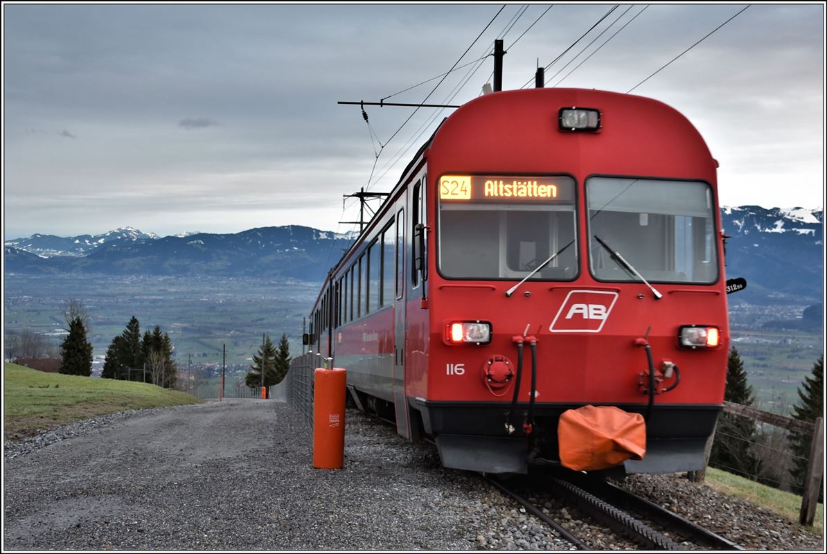 Appenzellerbahn Strecke Gais - Altstätten Stadt. In Stoss 942m beginnt der Abstieg ins Rheintal nach Altstätten Stadt auf 467m. Links der Bahn verläuft die Schlittelbahn, wenn es denn Schnee hätte. (05.01.2018)