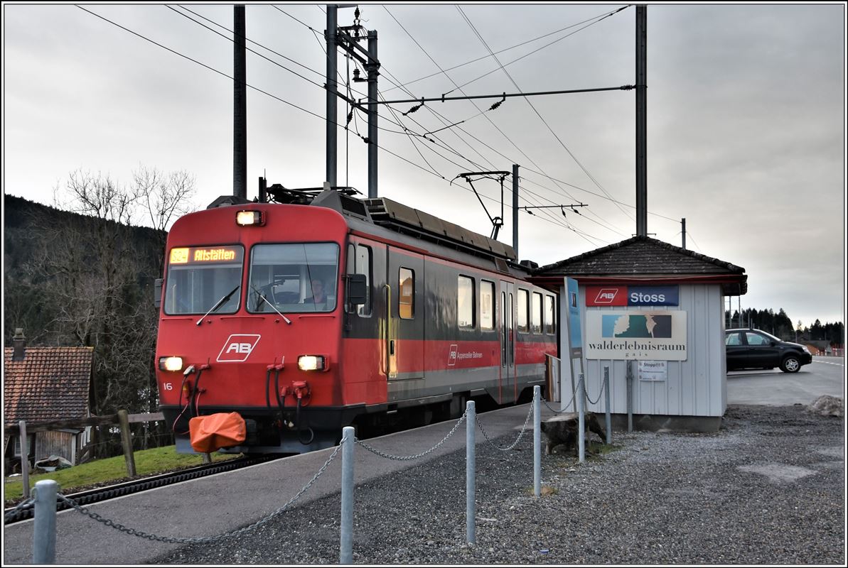 Appenzellerbahn Strecke Gais - Altstätten Stadt. S24 3163 mit BDeh 4/4 16 und ABt 116 fährt in Stoss in die Zahnstange ein. (05.01.2018)