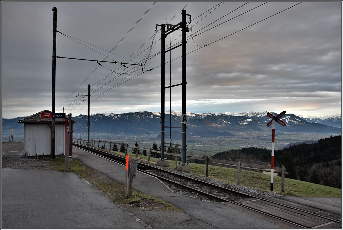 Appenzellerbahn Strecke Gais - Altstätten Stadt. Haltestelle Stoss mit Blick übers Rheintal Richtung Vorarlberg. (05.01.2018)