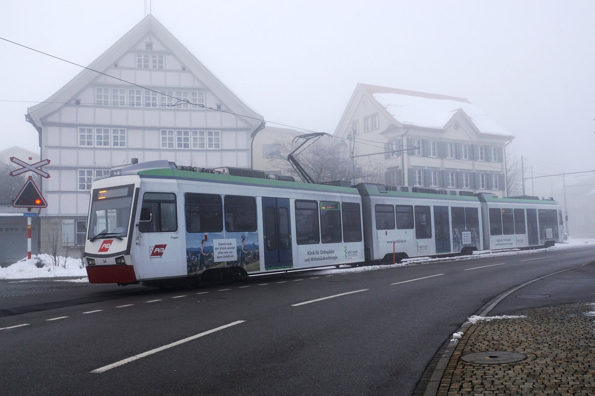 Appenzellerbahn
AB/TB: Be 4/8 34 als S 21 im Dezembernebel nach St. Gallen unterwegs bei der Ortsdurchfahrt Speicher am 6. Dezember 2017.
Foto: Walter Ruetsch 