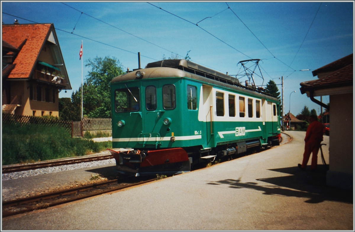 Apples im Mai 1993: der BAM BDe 4/4 N° 3 wartet auf seine Fahrgäste Richtung L'Isle MOnt la Ville.
