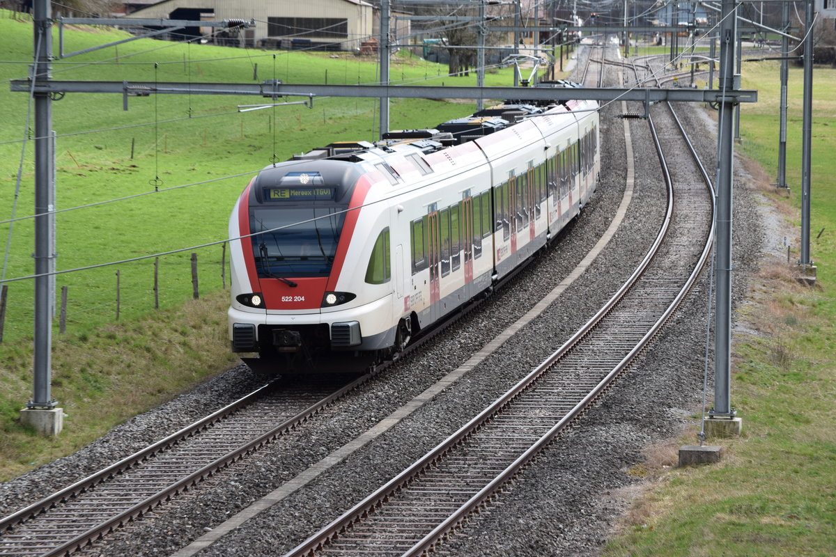 Après croisement à la gare de Courtemaîche, la RABe 522 poursuit son chemin direction Meroux TGV 